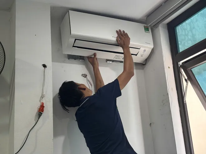 Hà Nội nắng nóng gay gắt: Người dân chật vật mưu sinh, trẻ nhỏ đối mặt nhiều nguy cơ - Ảnh 12.