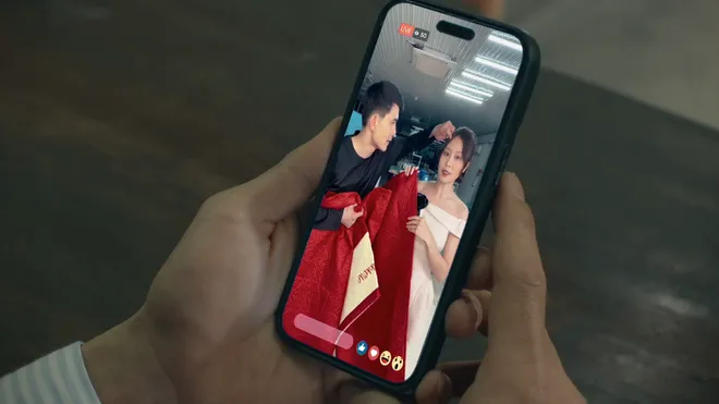 Dưới ô cửa sáng đèn - Tập 5: Vợ khóc thầm vì công việc, chồng cười vì 'say nắng' gái trẻ- Ảnh 1. Dưới ô cửa sáng đèn - Tập 5: Vợ khóc thầm vì công việc, chồng cười vì 'say nắng' gái trẻ- Ảnh 1.