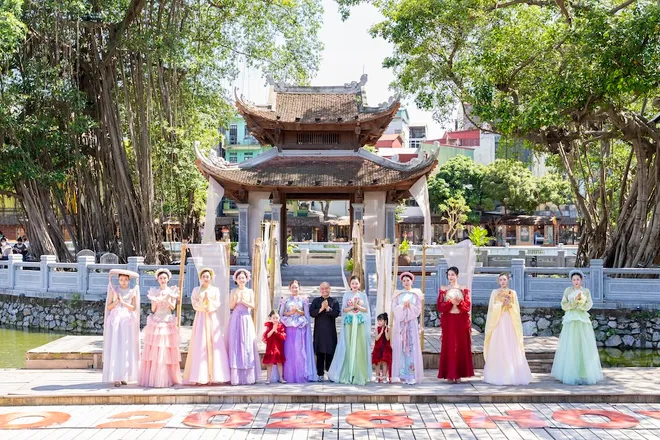 Triển l&atilde;m "N&eacute;t họa &aacute;o ta&rdquo; t&ocirc;n vinh vẻ đẹp &aacute;o d&agrave;i v&agrave; văn ho&aacute; Việt  - Ảnh 4.