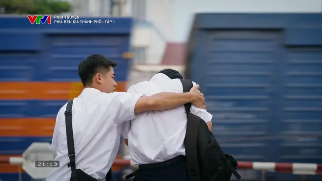 Phía bên kia thành phố - Tập 1: Khuê bị bắt nạt vì không có bố, Cương áp lực vì bạn thân học quá giỏi - Ảnh 3.