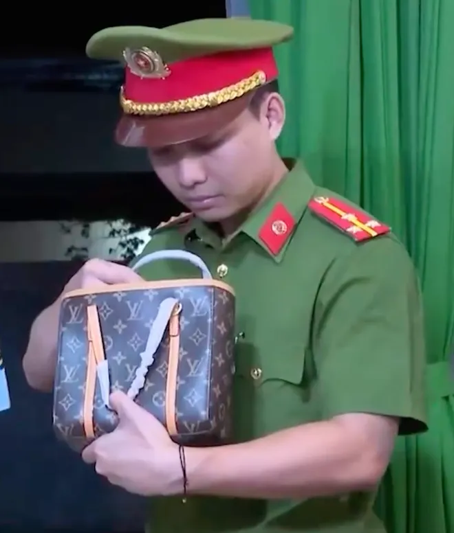Khởi tố 2 bị can bu&ocirc;n b&aacute;n h&agrave;ng giả nh&atilde;n hiệu nổi tiếng- Ảnh 4.