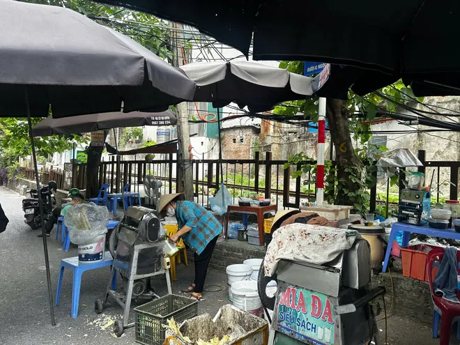 D&ograve;ng xe tấp nập trở lại tr&ecirc;n cầu Long Bi&ecirc;n, nối lại nhịp sống đ&ocirc;i bờ s&ocirc;ng Hồng - Ảnh 5.