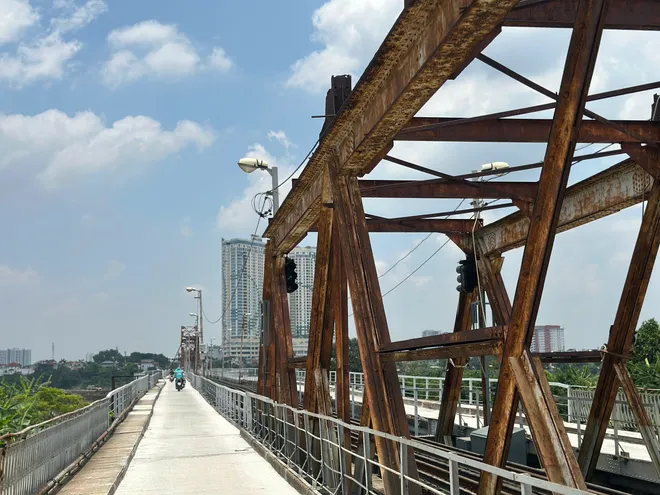D&ograve;ng xe tấp nập trở lại tr&ecirc;n cầu Long Bi&ecirc;n, nối lại nhịp sống đ&ocirc;i bờ s&ocirc;ng Hồng - Ảnh 8.