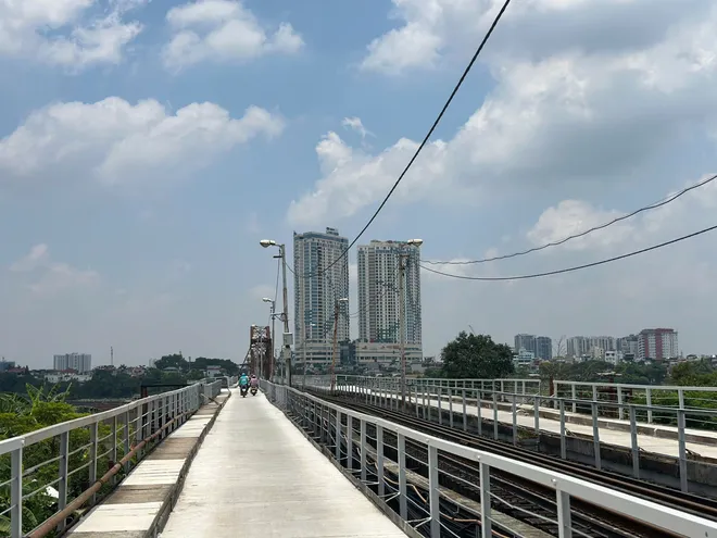 D&ograve;ng xe tấp nập trở lại tr&ecirc;n cầu Long Bi&ecirc;n, nối lại nhịp sống đ&ocirc;i bờ s&ocirc;ng Hồng - Ảnh 9.