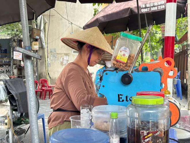 D&ograve;ng xe tấp nập trở lại tr&ecirc;n cầu Long Bi&ecirc;n, nối lại nhịp sống đ&ocirc;i bờ s&ocirc;ng Hồng - Ảnh 3.