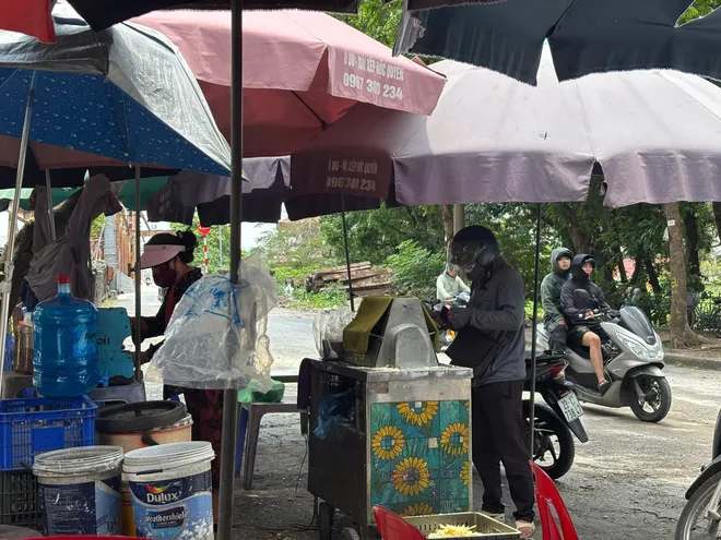 D&ograve;ng xe tấp nập trở lại tr&ecirc;n cầu Long Bi&ecirc;n, nối lại nhịp sống đ&ocirc;i bờ s&ocirc;ng Hồng - Ảnh 4.