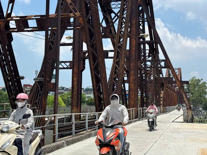 D&ograve;ng xe tấp nập trở lại tr&ecirc;n cầu Long Bi&ecirc;n, nối lại nhịp sống đ&ocirc;i bờ s&ocirc;ng Hồng - Ảnh 16.