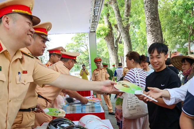Người d&acirc;n h&agrave;o hứng check-in, trải nghiệm gian trưng b&agrave;y của CSGT tại hồ Ho&agrave;n Kiếm - Ảnh 9.