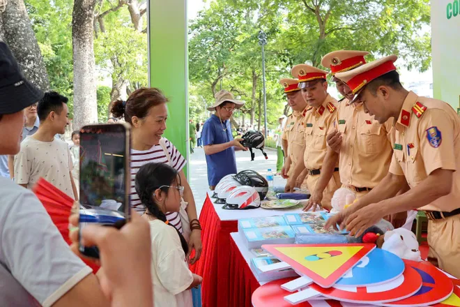 Người d&acirc;n h&agrave;o hứng check-in, trải nghiệm gian trưng b&agrave;y của CSGT tại hồ Ho&agrave;n Kiếm - Ảnh 10.