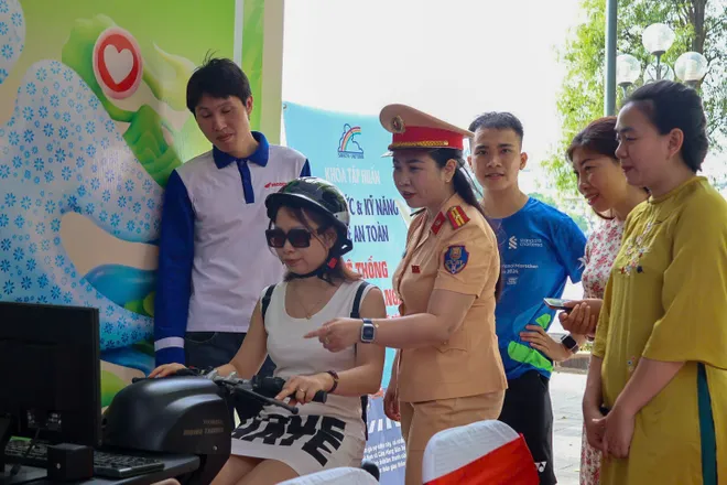 Người d&acirc;n h&agrave;o hứng check-in, trải nghiệm gian trưng b&agrave;y của CSGT tại hồ Ho&agrave;n Kiếm - Ảnh 4.