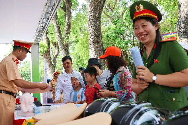Người d&acirc;n h&agrave;o hứng check-in, trải nghiệm gian trưng b&agrave;y của CSGT tại hồ Ho&agrave;n Kiếm - Ảnh 11.