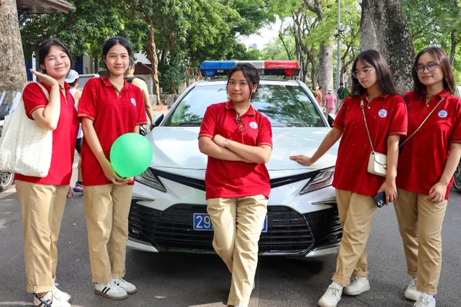 Người d&acirc;n h&agrave;o hứng check-in, trải nghiệm gian trưng b&agrave;y của CSGT tại hồ Ho&agrave;n Kiếm - Ảnh 8.