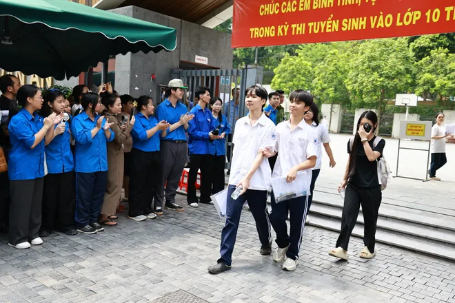 Th&iacute; sinh rạng rỡ sau buổi thi chuy&ecirc;n đầu ti&ecirc;n v&agrave;o lớp 10 H&agrave; Nội - Ảnh 11.