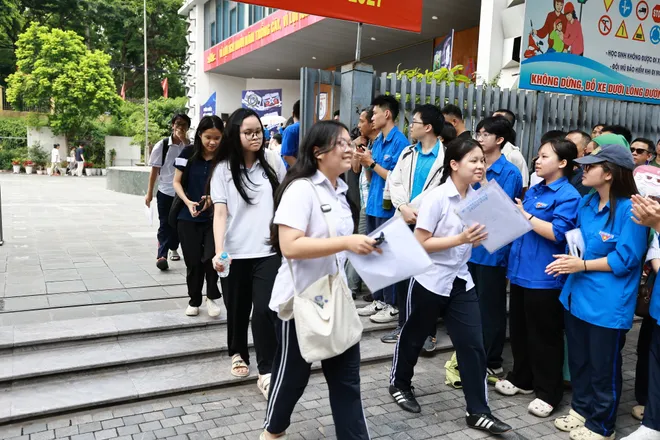 Th&iacute; sinh rạng rỡ sau buổi thi chuy&ecirc;n đầu ti&ecirc;n v&agrave;o lớp 10 H&agrave; Nội - Ảnh 10.