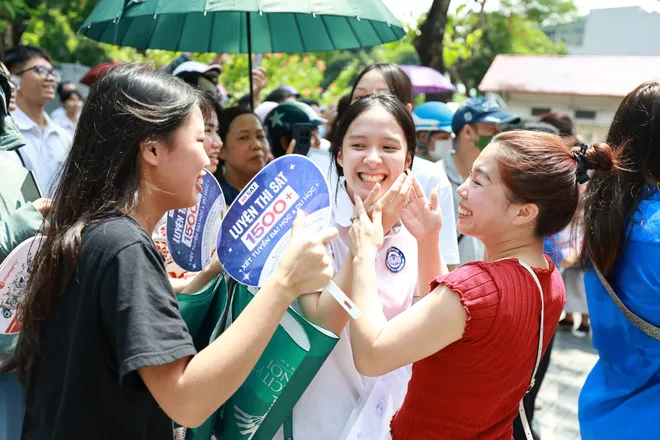 Th&iacute; sinh rạng rỡ sau buổi thi chuy&ecirc;n đầu ti&ecirc;n v&agrave;o lớp 10 H&agrave; Nội - Ảnh 18.
