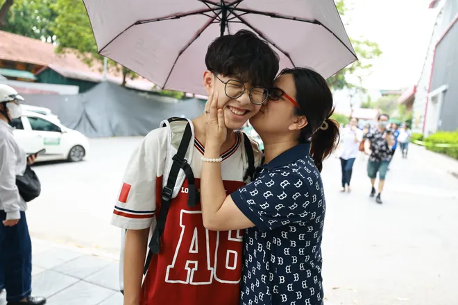Th&iacute; sinh rạng rỡ sau buổi thi chuy&ecirc;n đầu ti&ecirc;n v&agrave;o lớp 10 H&agrave; Nội - Ảnh 13.