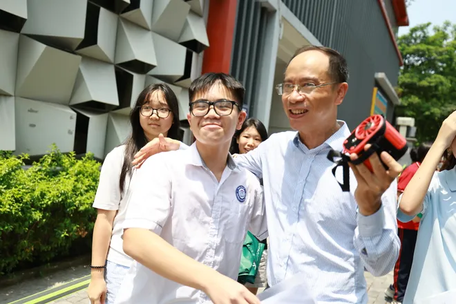 Th&iacute; sinh rạng rỡ sau buổi thi chuy&ecirc;n đầu ti&ecirc;n v&agrave;o lớp 10 H&agrave; Nội - Ảnh 15.