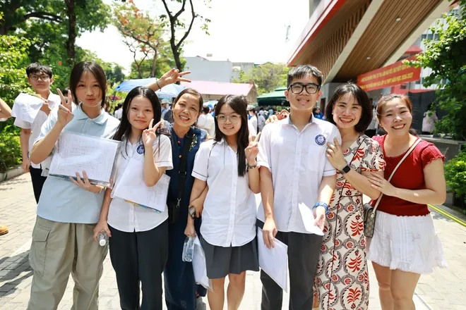 Th&iacute; sinh rạng rỡ sau buổi thi chuy&ecirc;n đầu ti&ecirc;n v&agrave;o lớp 10 H&agrave; Nội - Ảnh 17.