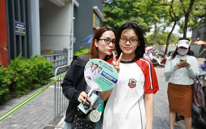 Thí sinh rạng rỡ sau buổi thi chuyên đầu tiên vào lớp 10 Hà Nội - Ảnh 16.