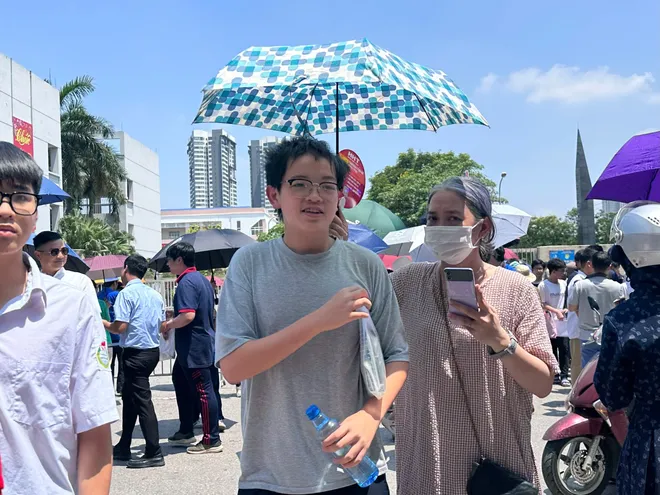 Thí sinh rạng rỡ sau buổi thi chuyên đầu tiên vào lớp 10 Hà Nội - Ảnh 7.