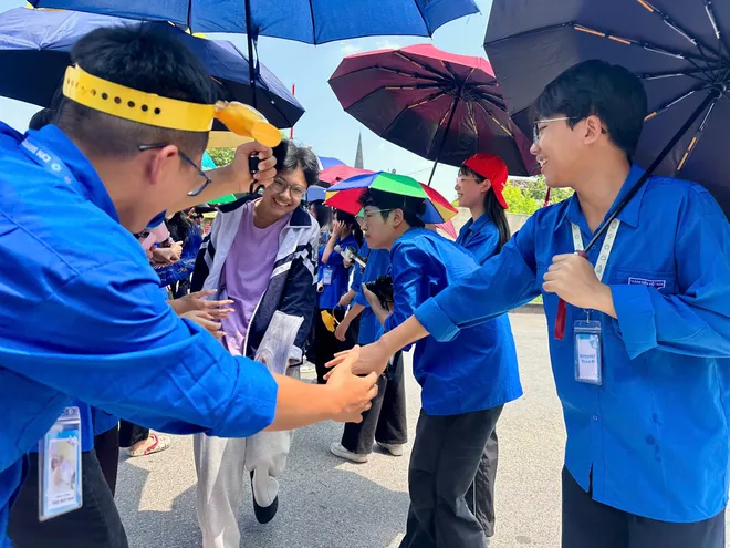 Thí sinh rạng rỡ sau buổi thi chuyên đầu tiên vào lớp 10 Hà Nội - Ảnh 9.
