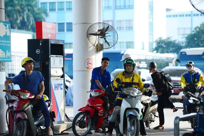 Ghi nhận ng&agrave;y đầu H&agrave; Nội th&iacute; điểm b&aacute;n xăng sinh học E10: Người d&acirc;n h&agrave;o hứng tiếp cận "nhi&ecirc;n liệu xanh" - Ảnh 6.
