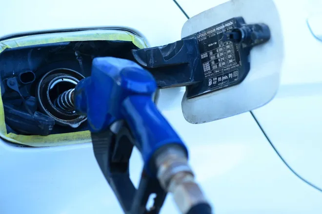 Ghi nhận ng&agrave;y đầu H&agrave; Nội th&iacute; điểm b&aacute;n xăng sinh học E10: Người d&acirc;n h&agrave;o hứng tiếp cận "nhi&ecirc;n liệu xanh" - Ảnh 10.