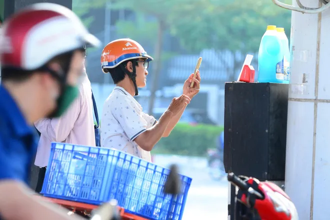Ghi nhận ng&agrave;y đầu H&agrave; Nội th&iacute; điểm b&aacute;n xăng sinh học E10: Người d&acirc;n h&agrave;o hứng tiếp cận "nhi&ecirc;n liệu xanh" - Ảnh 14.