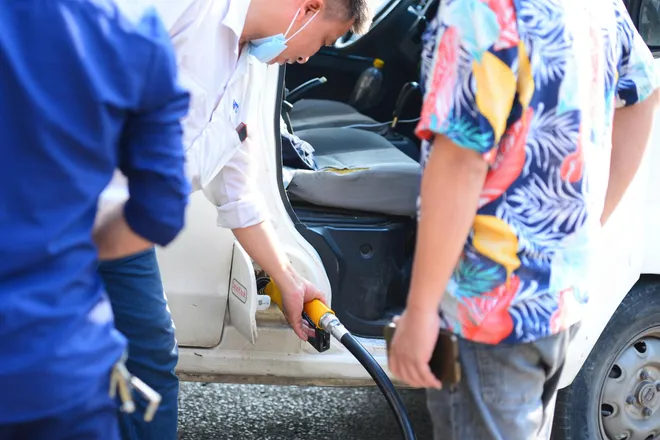 Ghi nhận ng&agrave;y đầu H&agrave; Nội th&iacute; điểm b&aacute;n xăng sinh học E10: Người d&acirc;n h&agrave;o hứng tiếp cận "nhi&ecirc;n liệu xanh" - Ảnh 12.