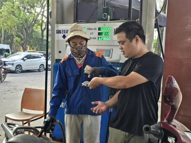 Ghi nhận ng&agrave;y đầu H&agrave; Nội th&iacute; điểm b&aacute;n xăng sinh học E10: Người d&acirc;n h&agrave;o hứng tiếp cận "nhi&ecirc;n liệu xanh" - Ảnh 15.