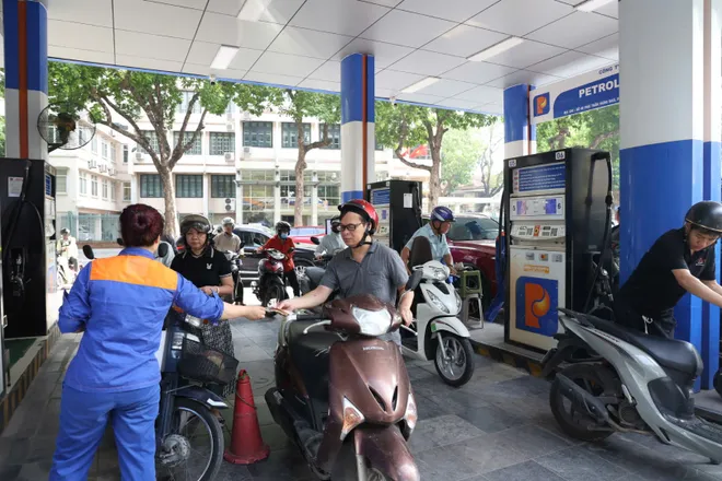 Ghi nhận ng&agrave;y đầu H&agrave; Nội th&iacute; điểm b&aacute;n xăng sinh học E10: Người d&acirc;n h&agrave;o hứng tiếp cận "nhi&ecirc;n liệu xanh" - Ảnh 7.