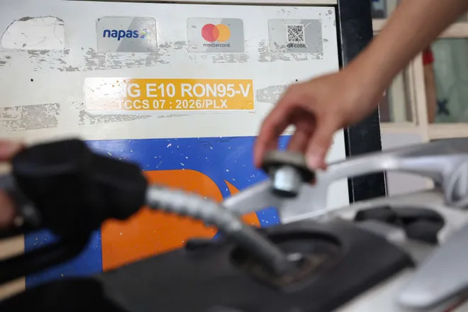 Ghi nhận ng&agrave;y đầu H&agrave; Nội th&iacute; điểm b&aacute;n xăng sinh học E10: Người d&acirc;n h&agrave;o hứng tiếp cận "nhi&ecirc;n liệu xanh" - Ảnh 13.