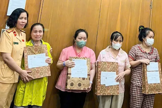 Ấm &aacute;p chương tr&igrave;nh trao qu&agrave; cho bệnh nhi kh&oacute; khăn tại Bệnh viện Bạch Mai ng&agrave;y 1/6 - Ảnh 3.