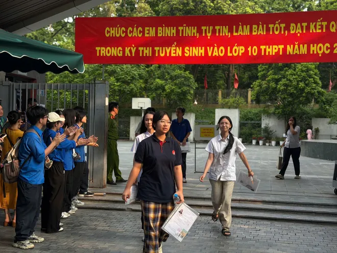 Kỳ thi lớp 10 tại Hà Nội khép lại: Thí sinh nhẹ nhõm, phụ huynh lên kế hoạch cho con nghỉ ngơi - Ảnh 4.