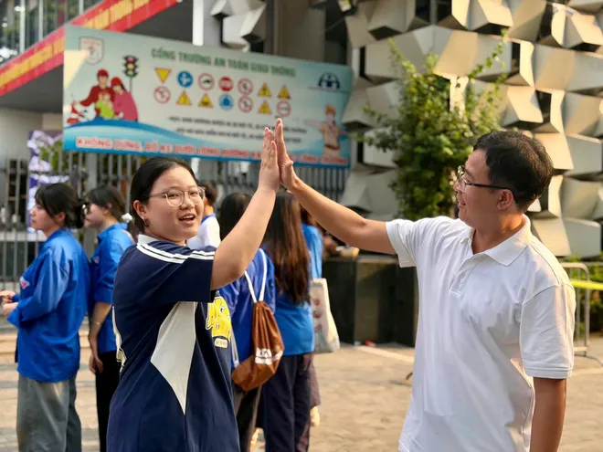Kỳ thi lớp 10 tại Hà Nội khép lại: Thí sinh nhẹ nhõm, phụ huynh lên kế hoạch cho con nghỉ ngơi - Ảnh 8.