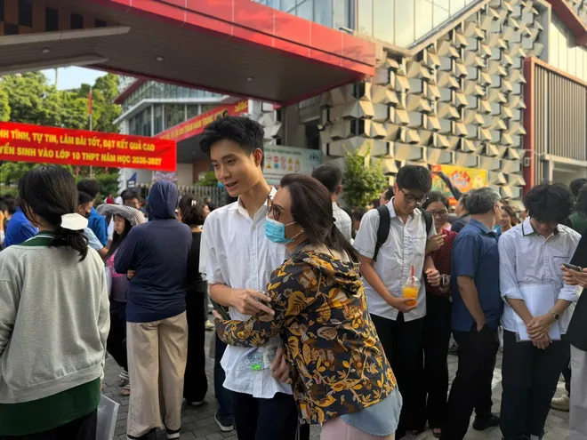 Kỳ thi lớp 10 tại Hà Nội khép lại: Thí sinh nhẹ nhõm, phụ huynh lên kế hoạch cho con nghỉ ngơi - Ảnh 7.