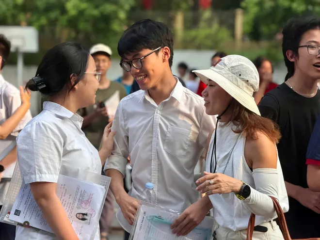 Kỳ thi lớp 10 tại Hà Nội khép lại: Thí sinh nhẹ nhõm, phụ huynh lên kế hoạch cho con nghỉ ngơi - Ảnh 5.