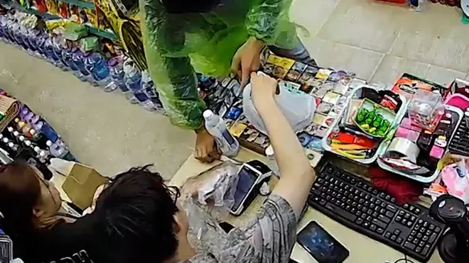 Khánh Hòa: Bắt giữ đối tượng cướp tài sản tại siêu thị tiện lợi- Ảnh 3. Khánh Hòa: Bắt giữ đối tượng cướp tài sản tại siêu thị tiện lợi- Ảnh 3.