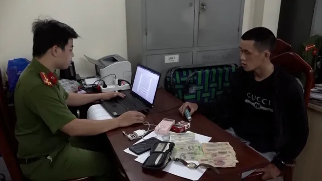 Khánh Hòa: Bắt giữ đối tượng cướp tài sản tại siêu thị tiện lợi- Ảnh 4. Khánh Hòa: Bắt giữ đối tượng cướp tài sản tại siêu thị tiện lợi- Ảnh 4.