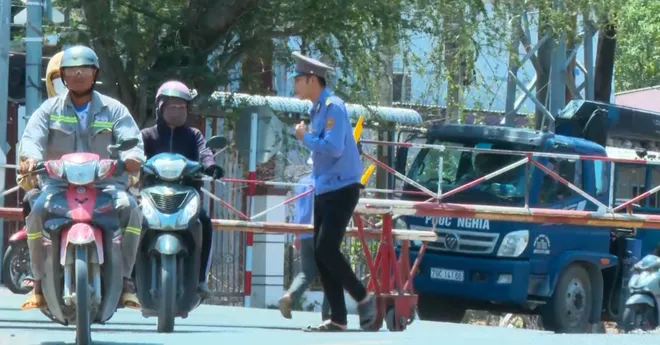 Cảnh báo tình trạng cố tình vượt đường ngang khi tàu đang đến- Ảnh 2. Cảnh báo tình trạng cố tình vượt đường ngang khi tàu đang đến- Ảnh 2.