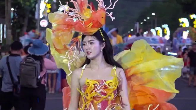 Rực rỡ đêm Carnival "Sắc màu biển đảo Quảng Ngãi": Đánh thức mùa du lịch hè 2026- Ảnh 2. Rực rỡ đêm Carnival "Sắc màu biển đảo Quảng Ngãi": Đánh thức mùa du lịch hè 2026- Ảnh 2.