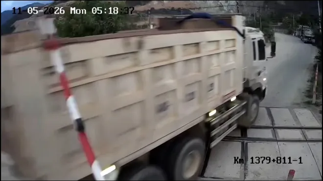 Cảnh báo tình trạng cố tình vượt đường ngang khi tàu đang đến- Ảnh 6. Cảnh báo tình trạng cố tình vượt đường ngang khi tàu đang đến- Ảnh 6.