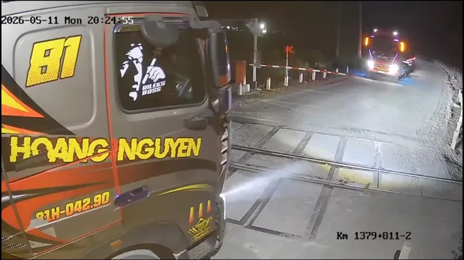 Cảnh báo tình trạng cố tình vượt đường ngang khi tàu đang đến- Ảnh 4. Cảnh báo tình trạng cố tình vượt đường ngang khi tàu đang đến- Ảnh 4.