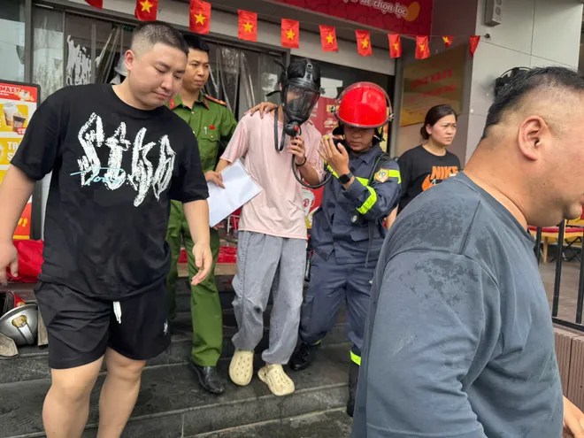 Kịp thời đưa 4 người mắc kẹt tho&aacute;t khỏi đ&aacute;m ch&aacute;y tại si&ecirc;u thị ở H&agrave; Nội - Ảnh 6.