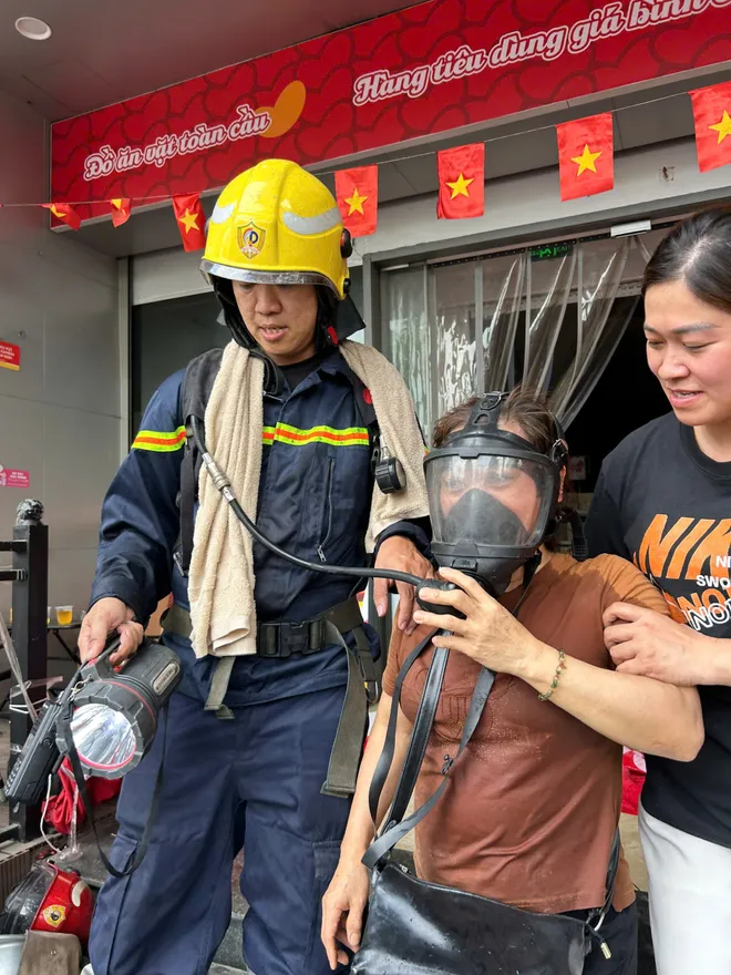 Kịp thời đưa 4 người mắc kẹt tho&aacute;t khỏi đ&aacute;m ch&aacute;y tại si&ecirc;u thị ở H&agrave; Nội - Ảnh 4.