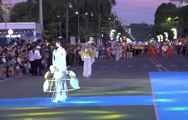 Rực rỡ đêm Carnival "Sắc màu biển đảo Quảng Ngãi": Đánh thức mùa du lịch hè 2026- Ảnh 3. Rực rỡ đêm Carnival "Sắc màu biển đảo Quảng Ngãi": Đánh thức mùa du lịch hè 2026- Ảnh 3.
