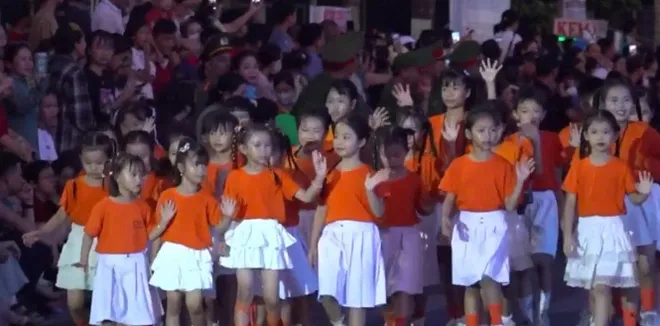 Rực rỡ đêm Carnival "Sắc màu biển đảo Quảng Ngãi": Đánh thức mùa du lịch hè 2026- Ảnh 4. Rực rỡ đêm Carnival "Sắc màu biển đảo Quảng Ngãi": Đánh thức mùa du lịch hè 2026- Ảnh 4.