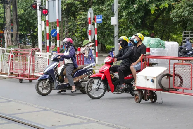 Hà Nội xử lý 170 trường hợp vi phạm trật tự, an toàn giao thông đường sắt - Ảnh 5.