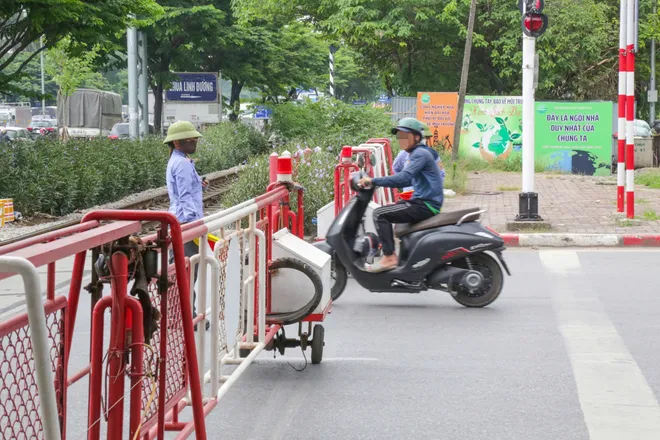 Hà Nội xử lý 170 trường hợp vi phạm trật tự, an toàn giao thông đường sắt - Ảnh 4.