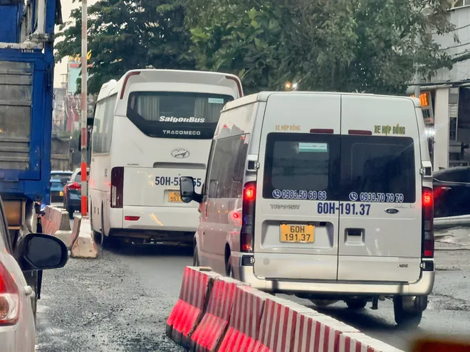 Kẹt xe trên Quốc lộ 51: Làn xe máy thành “lối thoát” cho ô tô - Ảnh 2.